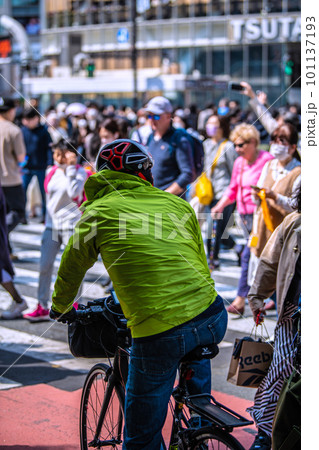 日本の東京都市景観 自転車のヘルメット着用「努力義務」きょうから開始=4月1日、渋谷スクランブル交差 日本の東京都市景観 自転車のヘルメット着用「努力義務」きょうから開始=4月1日、渋谷スクランブル交差 101137193