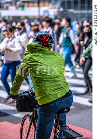 日本の東京都市景観 自転車のヘルメット着用「努力義務」きょうから開始＝4月1日、渋谷スクランブル交差 101137194