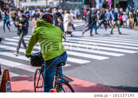日本の東京都市景観 自転車のヘルメット着用「努力義務」きょうから開始＝4月1日、渋谷スクランブル交差 101137195
