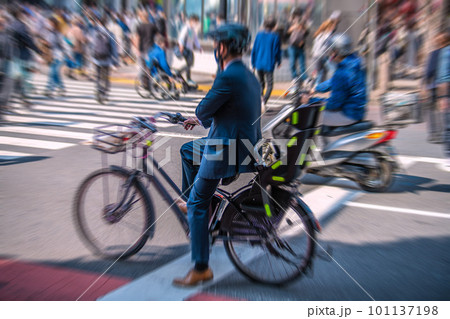 日本の東京都市景観 自転車のヘルメット着用「努力義務」きょうから開始＝4月1日、渋谷スクランブル交差 101137198