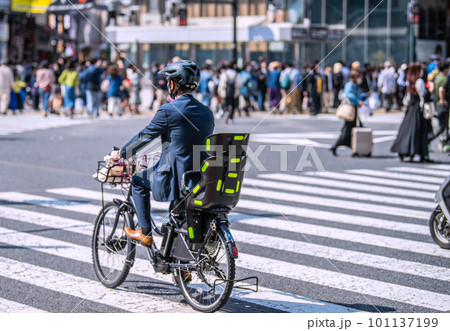 日本の東京都市景観 自転車のヘルメット着用「努力義務」きょうから開始＝4月1日、渋谷スクランブル交差 101137199