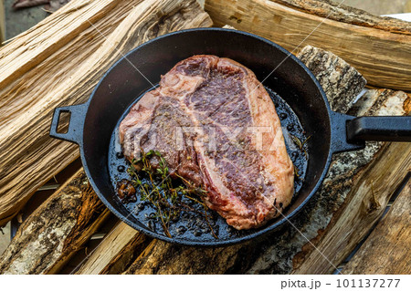 高級グリルステーキ Thick cut luxury fresh beef steak 101137277