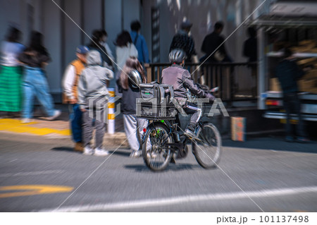日本の東京都市景観 街中で見かけたウーバーイーツ…=4月1日、渋谷 日本の東京都市景観 街中で見かけたウーバーイーツ…=4月1日、渋谷 101137498