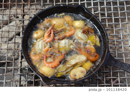 炭火焼きで作る牡蠣海老アヒージョ 101138420