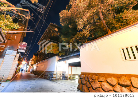 風情ある夜の鍋茶屋通りの街並み 風情ある夜の鍋茶屋通りの街並み 101139015