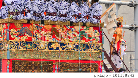 祇園祭・出発前の長刀鉾に担がれて乗り込む稚児のお披露目 祇園祭・出発前の長刀鉾に担がれて乗り込む稚児のお披露目 101139842