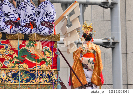 祇園祭・出発前の長刀鉾に稚児が担がれて乗り込む瞬間 101139845