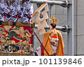 祇園祭・出発前の長刀鉾に稚児が担がれて乗り込む瞬間 101139846