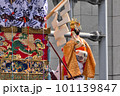 祇園祭・出発前の長刀鉾に稚児が担がれて乗り込む瞬間 101139847