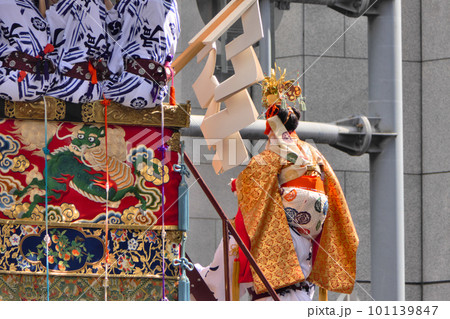 祇園祭・出発前の長刀鉾に稚児が担がれて乗り込む瞬間 101139847