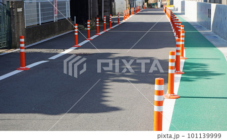 安全のために設置された車線分離標 101139999