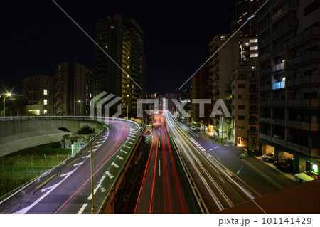 夜の都会を走る車の光跡 夜の都会を走る車の光跡 101141429
