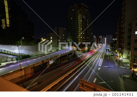 夜の都会を走る車の光跡 夜の都会を走る車の光跡 101141431