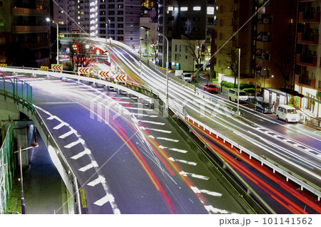 夜の歩道橋から見た夜にライトアップされた立体交差する車の光跡 夜の歩道橋から見た夜にライトアップされた立体交差する車の光跡 101141562