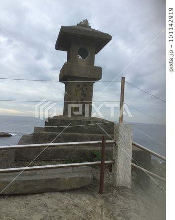 灯籠の崖から臨む海原 101142919