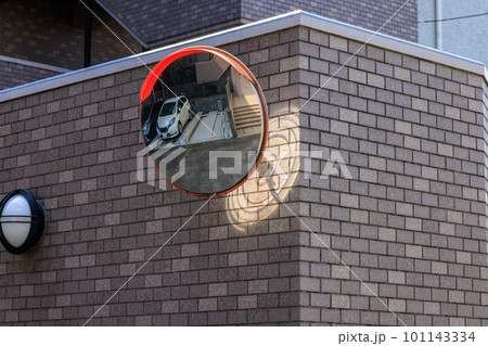 集合住宅の駐車場に取り付けられた円形凸型カーブミラー 101143334