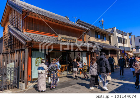 埼玉県　川越市　観光客で賑わう鐘つき通り 101144074