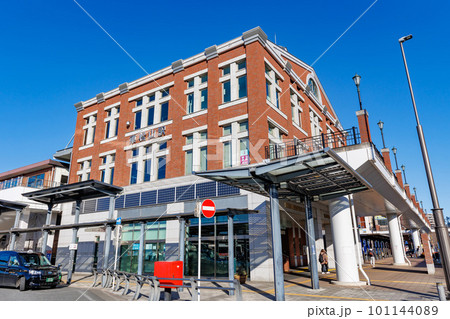 埼玉県　東松山市　東武東上線　東松山駅の駅舎 101144089