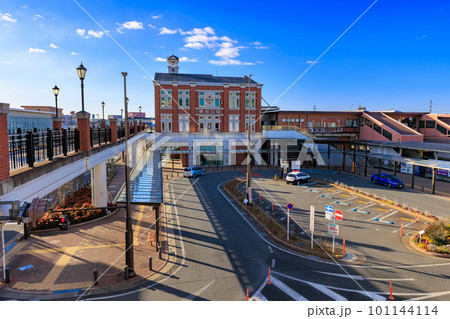 埼玉県　東松山市　東武東上線　東松山駅の駅舎とロータリー 101144114