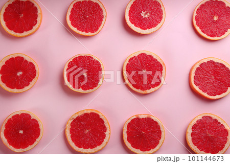 Tasty ripe grapefruit slices on pink background, flat lay 101144673