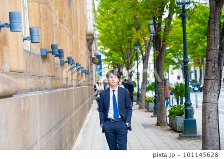 スーツを着た若い男性　着こなし　ネクタイ　大人っぽい　サラリーマン　ビジネスマン　営業　韓国人 101145628