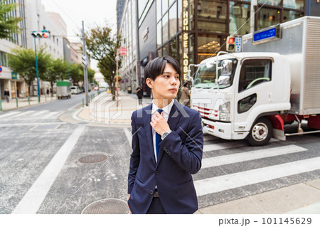 スーツを着た若い男性 着こなし ネクタイ 大人っぽい サラリーマン ビジネスマン 営業 韓国人 スーツを着た若い男性 着こなし ネクタイ 大人っぽい サラリーマン ビジネスマン 営業 韓国人 101145629