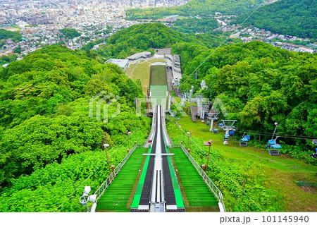 夏の札幌大倉山ジャンプ競技場の滑走路から見た風景 101145940