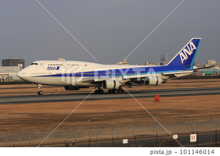 大阪国際空港に着陸する、全日空のボーイング747ジャンボ 大阪国際空港に着陸する、全日空のボーイング747ジャンボ