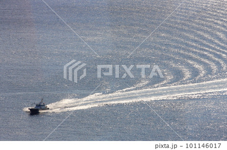 高所から眺めた、小型船の航跡 高所から眺めた、小型船の航跡 101146017
