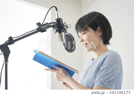 スタジオでアフレコする女性声優 101146175