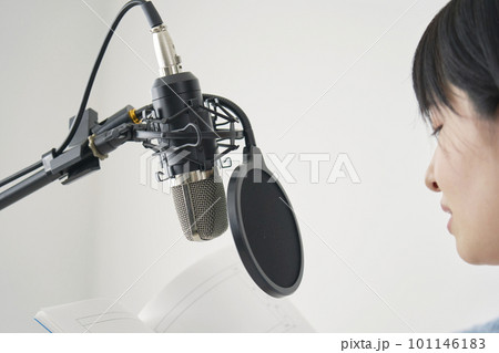 スタジオでアフレコする女性声優 スタジオでアフレコする女性声優 101146183