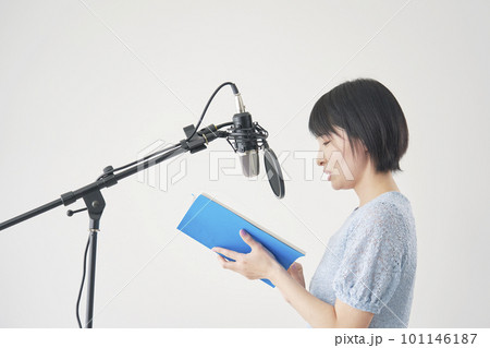 スタジオでアフレコする女性声優 101146187