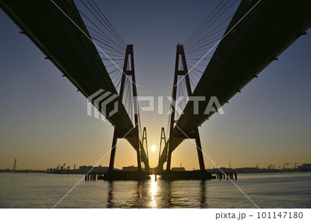 朝日に照らされる橋 101147180