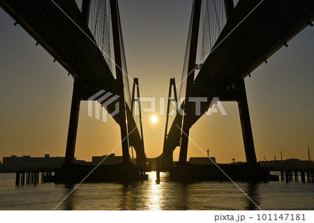 朝日に照らされる橋 101147181