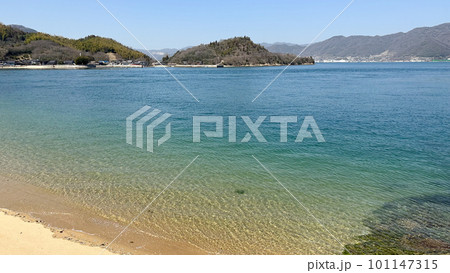 佐木島(広島県三原市鷺浦町)の海岸と美しい海(瀬戸内海)の風景。 佐木島(広島県三原市鷺浦町)の海岸と美しい海(瀬戸内海)の風景。 101147315