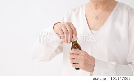 栄養ドリンクを持つ女性　サプリメント　美容 101147365