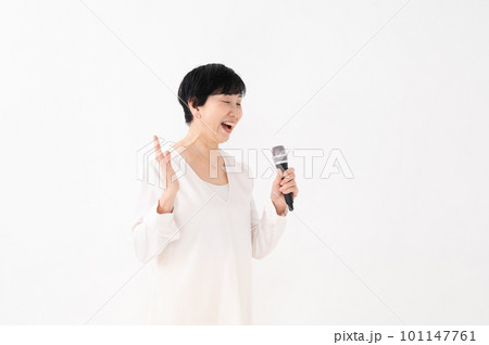 マイクを持つ女性 カラオケ 講演 マイクを持つ女性 カラオケ 講演 101147761