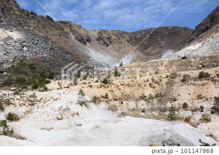 山肌から噴気する伽藍岳 山肌から噴気する伽藍岳 101147868