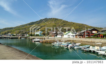 粟島(香川県)粟島港から城ノ山方向の眺め2 粟島(香川県)粟島港から城ノ山方向の眺め2 101147963