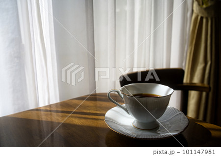 窓際にあるコーヒー 101147981