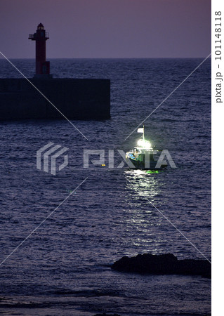 春の北海道松前町でヤリイカ漁の漁り火の風景を撮影 春の北海道松前町でヤリイカ漁の漁り火の風景を撮影 101148118