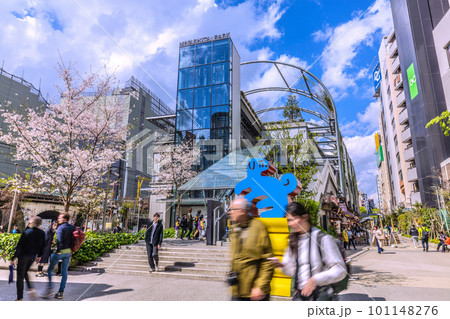日本の東京都市景観 個人判断…マスク無しの人たちも増加…＝3月29日 101148276