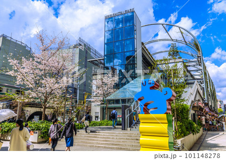日本の東京都市景観 渋谷駅前の宮下公園。桜も満開＝3月29日、宮下公園 101148278