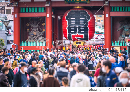 日本の東京都市景観 個人判断…外国人観光客はマスク無しの方が多い…=3月29日、浅草寺 日本の東京都市景観 個人判断…外国人観光客はマスク無しの方が多い…=3月29日、浅草寺 101148415