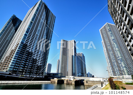 勝どきエリア  朝潮運河沿いに建ち並ぶタワーマンション群の風景 101148574