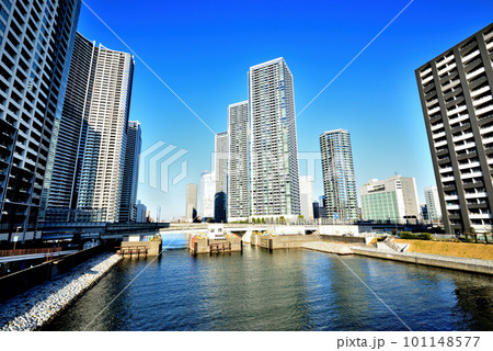 勝どきエリア 朝潮運河沿いに建ち並ぶタワーマンション群の風景 勝どきエリア 朝潮運河沿いに建ち並ぶタワーマンション群の風景 101148577