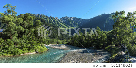 上高地の河童橋から見た穂高連峰 上高地の河童橋から見た穂高連峰 101149023