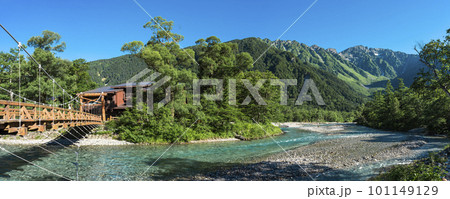 上高地の河童橋と穂高連峰 101149129