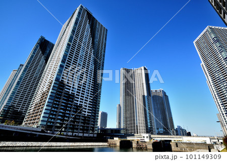 勝どきエリア  朝潮運河沿いに建ち並ぶタワーマンション群の風景 101149309