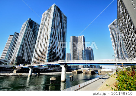勝どきエリア 朝潮運河沿いに建ち並ぶタワーマンション群の風景 勝どきエリア 朝潮運河沿いに建ち並ぶタワーマンション群の風景 101149310